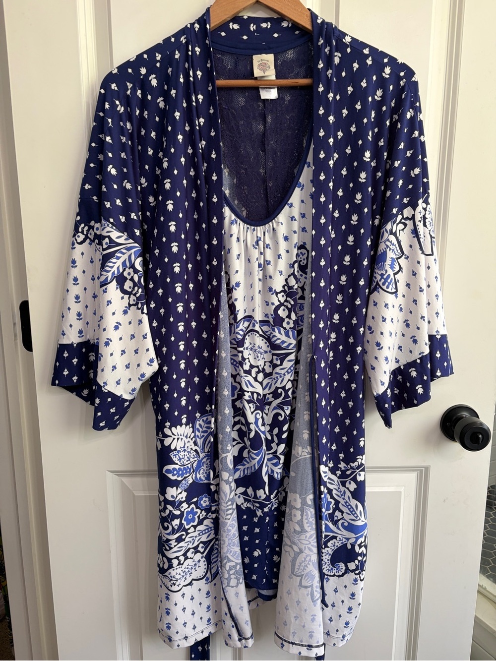 Excellent condition size XL In Bloom by Joquil Blue & White gown and robe.